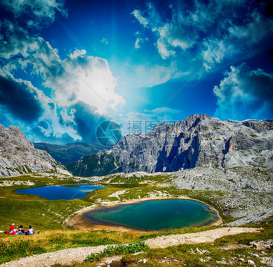 意大利多洛米人阿尔卑湖上美丽的日落图片