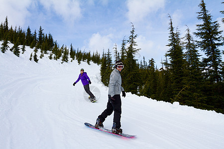 两个人一起滑雪了娱乐女士白色旅行单板滑雪板夫妻男人极限滑雪者图片