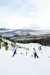 两个人一起滑雪了旅行运动女孩女士单板夫妻娱乐滑雪者白色极限图片