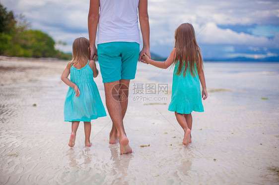 年轻父亲和两个小孩在海边行走的后视线情调异国海岸线女孩婴儿成人女儿孩子爸爸家庭图片