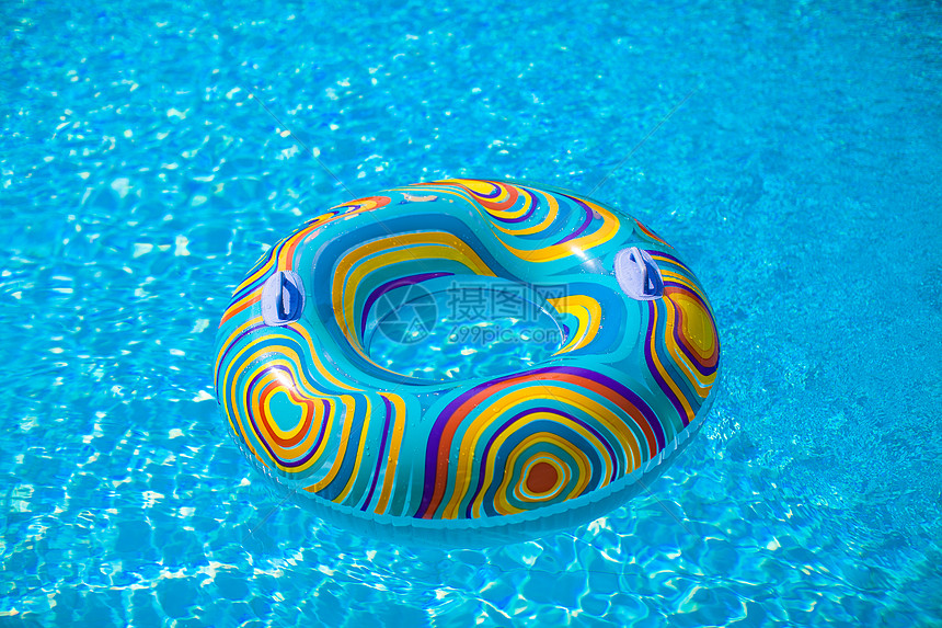 蓝色游泳盆地的多彩泳池浮动阳光问候海滩涟漪太阳假期明信片闲暇水池圆圈图片
