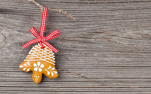 姜饼饼干挂在木头背景上 圣诞装饰水平团体甜点礼物丝带饼干冰镇食物装饰蛋糕图片