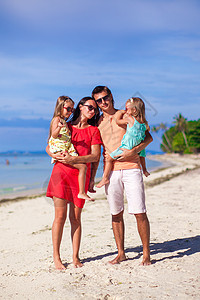 四口四口的家在沙滩度假爸爸父母家庭女儿热带异国海滩孩子男性母亲图片