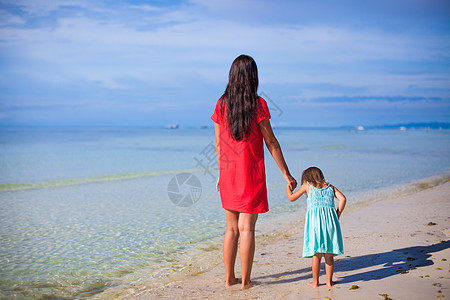 母亲和小女儿的背视望着大海假期海岸婴儿成人家庭女士海滩妈妈海洋孩子图片