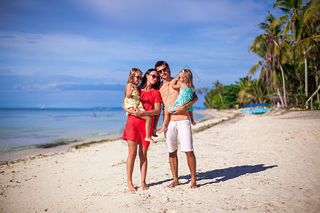 四口四口的家在沙滩度假海岸女儿家庭男性海滩女性旅游幸福女士乐趣图片