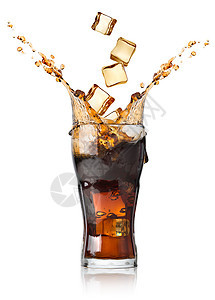 带冰块的可口可乐饮料高脚杯飞溅玻璃杯子饮食流动立方体果汁白色图片