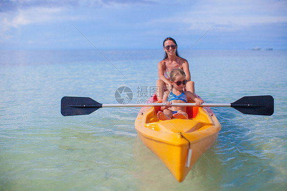 两个孩子和妈妈 在一条漂浮在海上的船上图片