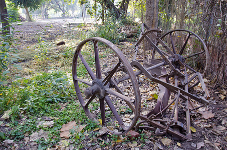印度Amritsar公园的破铁金属轮图片