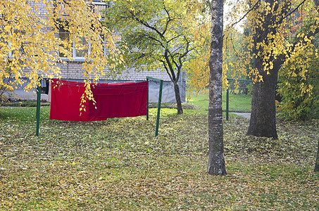 秋天在城市公园和红布图片