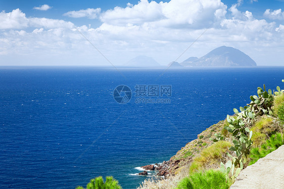 利帕里群岛海岸线场景教会石头蓝色群岛村庄海景风景悬崖图片