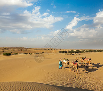 在Thar deser的沙丘中 两名骆驼骑手骆驼司机旅行观光异国坦邦男性沙漠运输情调骆驼夫旅游图片