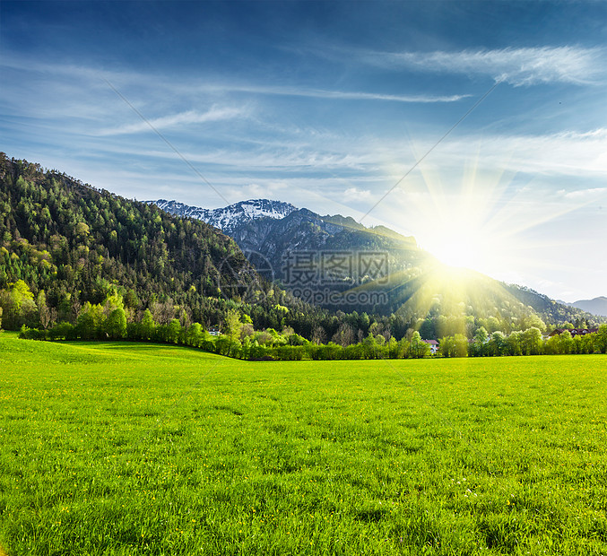 德国巴伐利亚阿尔卑斯山草地绿色农村天空风景乡村概念田园山脉日落风光图片