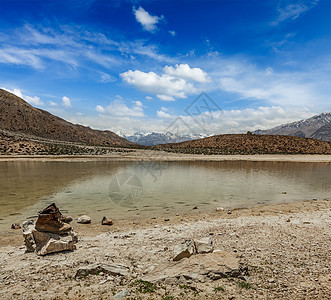 在喜马拉雅山湖穿远足靴生态旅游山脉风景旅游登山娱乐登山鞋运动旅行图片