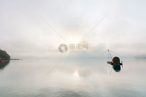 日月月湖天堂天空太阳旅行场景森林池塘爬坡薄雾反射图片