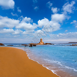 巴利阿里群岛Menorca的石头海滩海岸线岩石蓝色波浪太阳海岸假期支撑图片