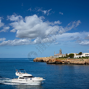 灯塔和雅特船场景海岸线地标海岸岛屿旅行假期游艇岩石海洋图片