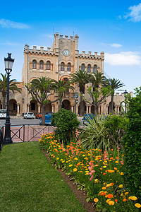 市市政厅和花园假期蓝色港口地标草地建筑物橙子旅行城市海岸图片