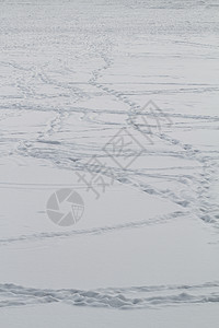 雪上脚步远足风景探索勘探踪迹娱乐阴影脚印高山路线图片