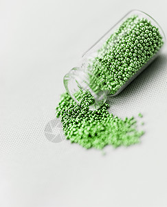指甲珍珠魅力微光指甲油刷子抛光绿色白色美甲瓶子宏观图片
