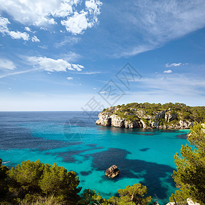 松绿的Balearic地中海海景树木太阳支撑悬崖地标晴天天堂海洋石头图片