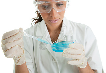 在实验室中进行测试吸管实验盘子混血液体化学家药品生物学工作女性图片