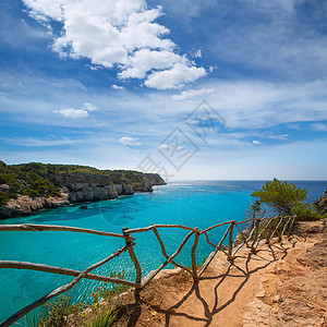 松绿的Balearic地中海天空蓝色海景悬崖支撑岩石观众地标凉亭石头图片