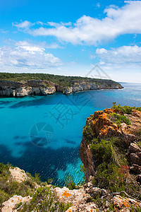 松绿的Balearic地中海太阳海岸支撑悬崖蓝色晴天天空岩石地标海滩图片