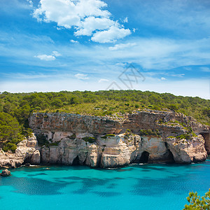松绿的Balearic地中海悬崖海滩晴天天空树木假期支撑蓝色地标海景图片