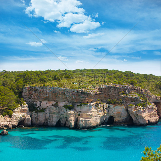 松绿的Balearic地中海悬崖海滩晴天天空树木假期支撑蓝色地标海景图片