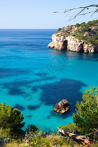 松绿的Balearic地中海岩石悬崖树木支撑海岸线旅行蓝色天空海岸石头图片