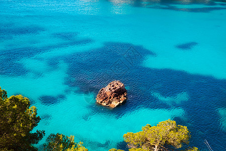 松绿的Balearic地中海天堂晴天旅行蓝色天空海洋假期岩石地标海岸图片