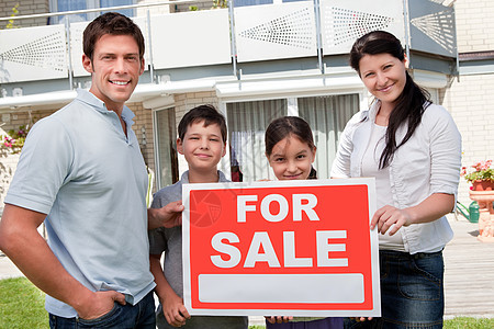 年轻家庭用售卖牌出售房屋图片