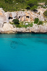 松绿的Balearic地中海天空支撑海岸线海滩波浪石头蓝色海洋海景悬崖图片