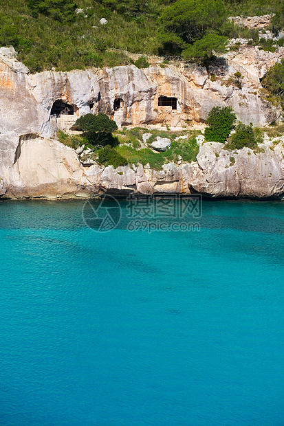 松绿的Balearic地中海天空支撑海岸线海滩波浪石头蓝色海洋海景悬崖图片