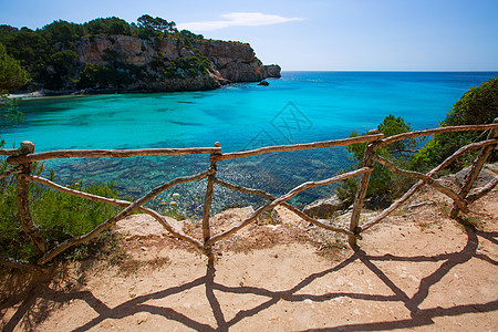 松绿的Balearic地中海海滩支撑海景海洋旅行岩石海岸线栅栏观众凉亭图片