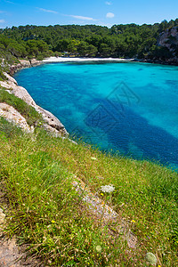 松绿的Balearic地中海天空海滩悬崖晴天地标假期海景太阳岩石树木图片