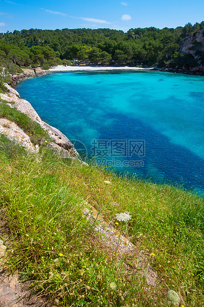 松绿的Balearic地中海天空海滩悬崖晴天地标假期海景太阳岩石树木图片