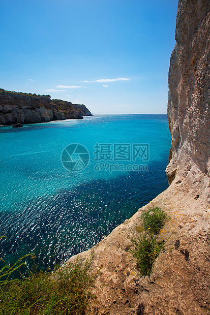 松绿的Balearic地中海石头地标晴天海景海洋海岸波浪假期岩石支撑图片