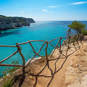 松绿的Balearic地中海石头波浪海岸线岩石海滩旅行海岸海景天空凉亭图片