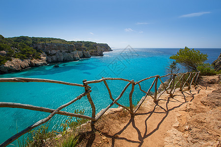 松绿的Balearic地中海凉亭海景晴天岩石假期石头海滩蓝色天空栅栏图片