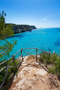 松绿的Balearic地中海蓝色石头天空海滩观众晴天波浪海景海岸太阳图片