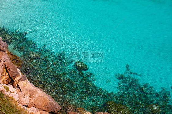 松绿的Balearic地中海太阳支撑海滩晴天悬崖海岸蓝色海洋地标天空图片