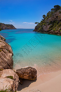 巴利阿里群岛Menorca的岩石海景海岸线石头悬崖海滩太阳支撑天空蓝色图片