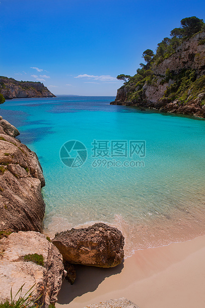 巴利阿里群岛Menorca的岩石海景海岸线石头悬崖海滩太阳支撑天空蓝色图片
