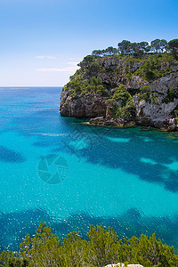 松绿的Balearic地中海旅行假期太阳悬崖地标蓝色海景树木石头天空图片