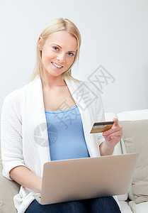 网上购物的美丽女性笔记本卡片房子消费者女孩信用沙发女士成人房间图片