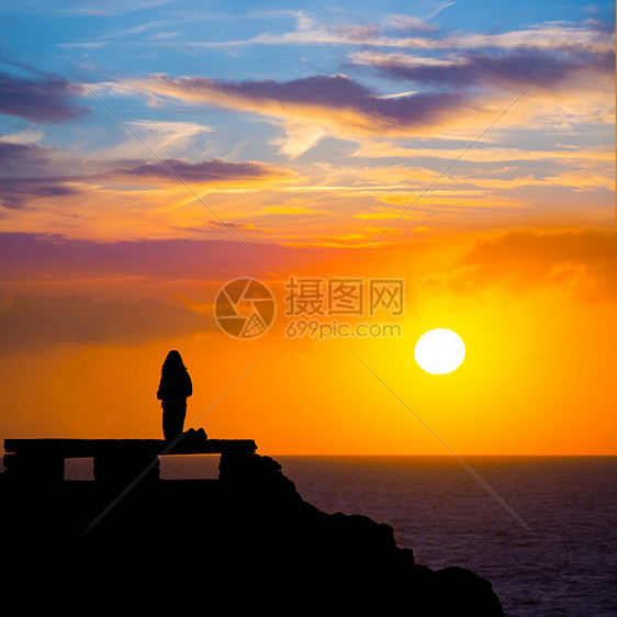 与女孩在Punta Nati日落支撑橙子海景海滩天空假期观众反射海岸旅行图片