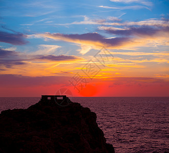 在Punta Nati 橙色日落支撑海洋戏剧性海岸太阳海滩晴天蓝色海景反射图片