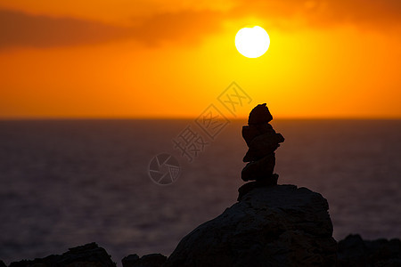 地中海日落时许愿的堆积石反射岩石石头假期海景支撑海滩海洋海岸天空图片