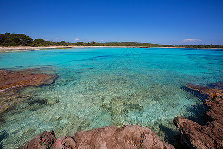 Ciutadella岛的海滩岩石太阳海岸线天空海景地标晴天海岸支撑天堂图片